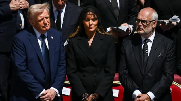 zoshto-donald-tramp-se-pojavi-vo-sino-odelo-na-pogrebot-na-papata-francisk-dodeka-site-svetski-lideri-bea-vo-crno-02.jpg