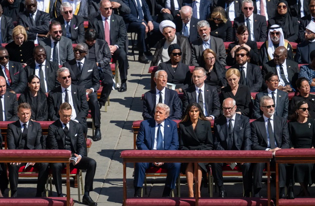 zoshto-donald-tramp-se-pojavi-vo-sino-odelo-na-pogrebot-na-papata-francisk-dodeka-site-svetski-lideri-bea-vo-crno-03.jpg