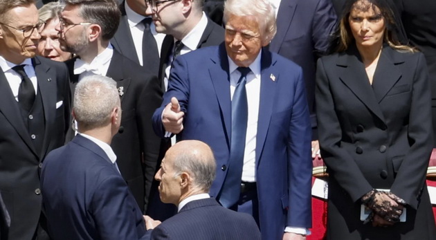 zoshto-donald-tramp-se-pojavi-vo-sino-odelo-na-pogrebot-na-papata-francisk-dodeka-site-svetski-lideri-bea-vo-crno-04.jpg