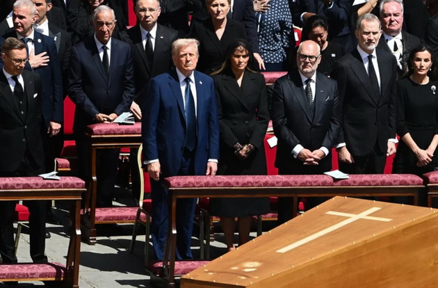 zoshto-donald-tramp-se-pojavi-vo-sino-odelo-na-pogrebot-na-papata-francisk-dodeka-site-svetski-lideri-bea-vo-crno-05.jpg