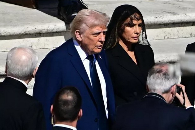 zoshto-donald-tramp-se-pojavi-vo-sino-odelo-na-pogrebot-na-papata-francisk-dodeka-site-svetski-lideri-bea-vo-crno-06.jpg