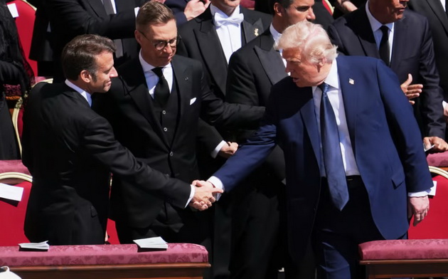 zoshto-donald-tramp-se-pojavi-vo-sino-odelo-na-pogrebot-na-papata-francisk-dodeka-site-svetski-lideri-bea-vo-crno-07.jpg