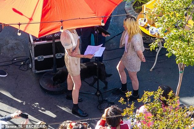 kristen-stjuart-se-vencha-so-partnerkata-vo-lezherni-izdanija-go-odbelezhaa-denot-so-intimna-proslava-foto-03.jpg