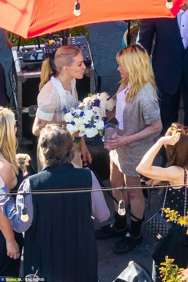 kristen-stjuart-se-vencha-so-partnerkata-vo-lezherni-izdanija-go-odbelezhaa-denot-so-intimna-proslava-foto-07.jpg