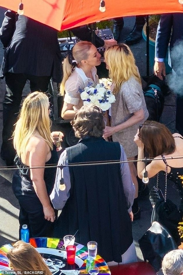 kristen-stjuart-se-vencha-so-partnerkata-vo-lezherni-izdanija-go-odbelezhaa-denot-so-intimna-proslava-foto-12.jpg