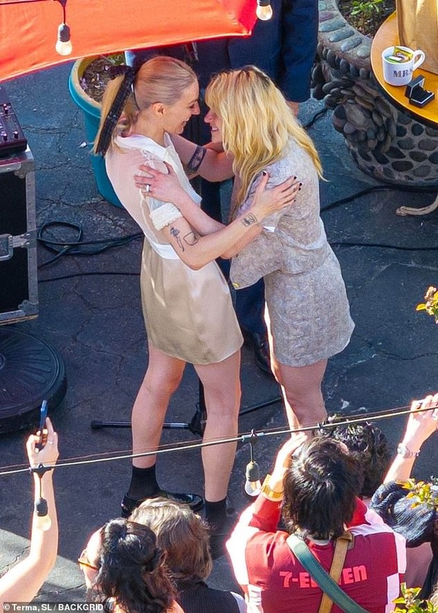 kristen-stjuart-se-vencha-so-partnerkata-vo-lezherni-izdanija-go-odbelezhaa-denot-so-intimna-proslava-foto-13.jpg