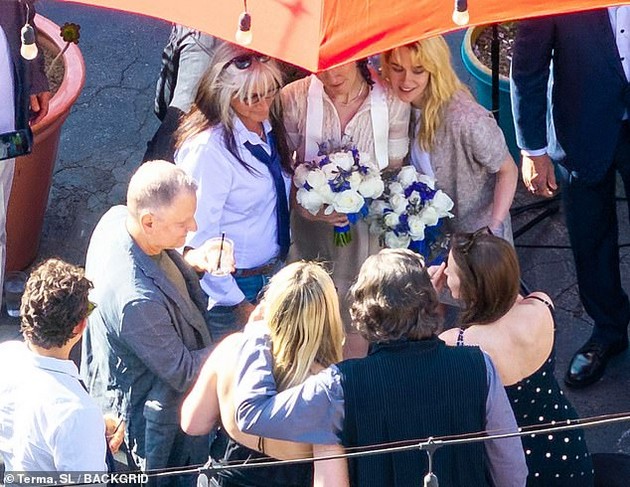 kristen-stjuart-se-vencha-so-partnerkata-vo-lezherni-izdanija-go-odbelezhaa-denot-so-intimna-proslava-foto-14.jpg