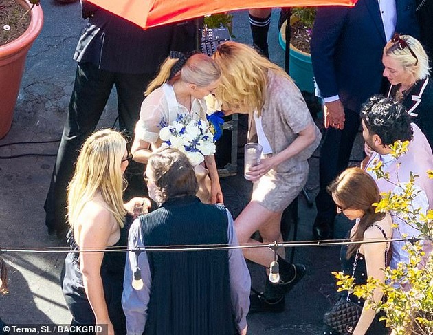 kristen-stjuart-se-vencha-so-partnerkata-vo-lezherni-izdanija-go-odbelezhaa-denot-so-intimna-proslava-foto-19.jpg