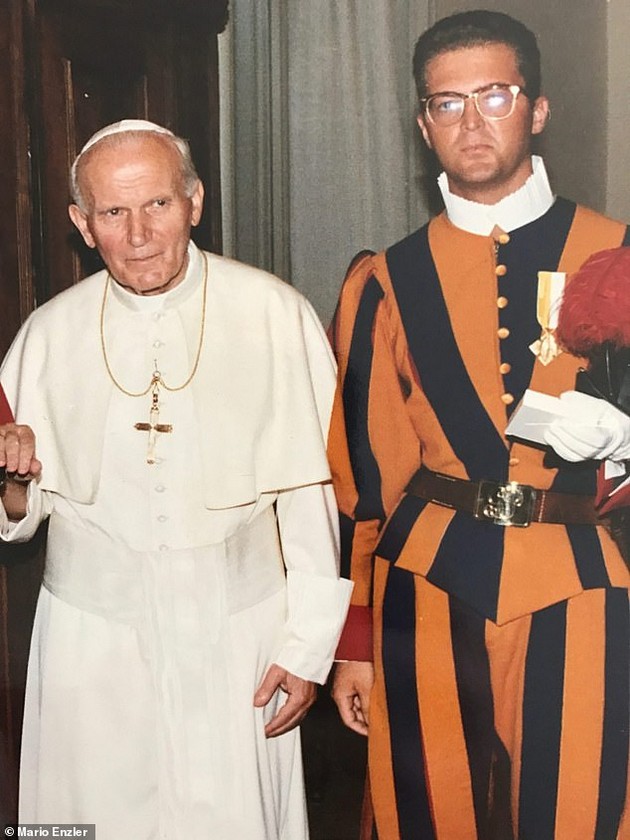 mu-bev-lichno-obezbeduvanje-na-papata-kako-del-od-shvajcarskata-garda-se-zakolnav-da-go-shtitam-so-mojot-zhivot-09.JPG