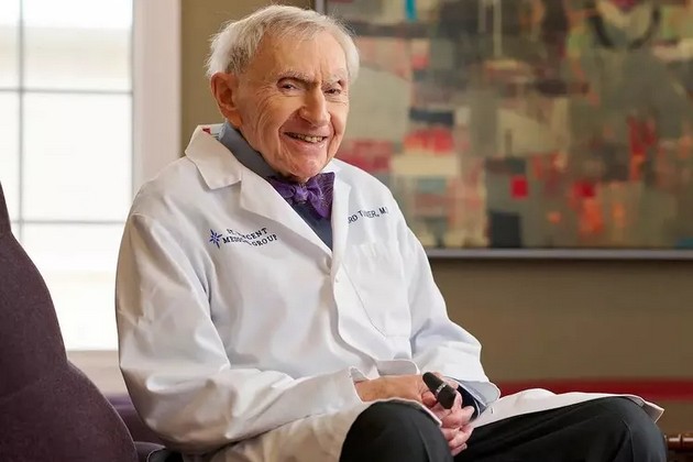 najstariot-doktor-vo-svetot-ima-102-godini-bil-nevrolog-sega-e-profesor-po-medicina-a-zavrshil-i-praven-fakultet-02.JPG