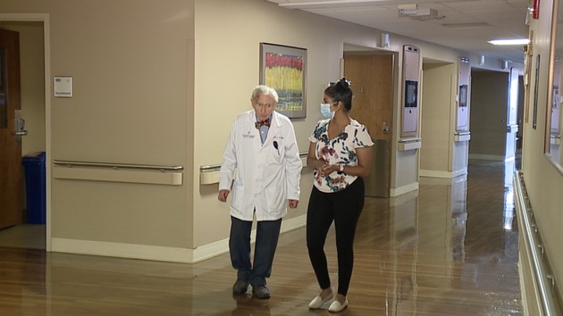 najstariot-doktor-vo-svetot-ima-102-godini-bil-nevrolog-sega-e-profesor-po-medicina-a-zavrshil-i-praven-fakultet-05.JPG