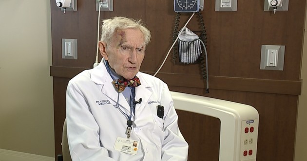 najstariot-doktor-vo-svetot-ima-102-godini-bil-nevrolog-sega-e-profesor-po-medicina-a-zavrshil-i-praven-fakultet-06.JPG