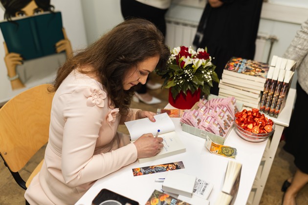 se-odrzha-promocijata-na-prvata-kniga-na-maja-simonovska-senkata-shto-me-chuva-05.JPG