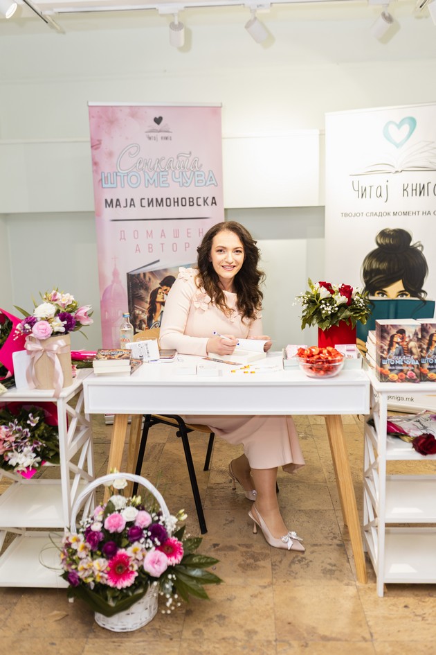 se-odrzha-promocijata-na-prvata-kniga-na-maja-simonovska-senkata-shto-me-chuva-06.JPG