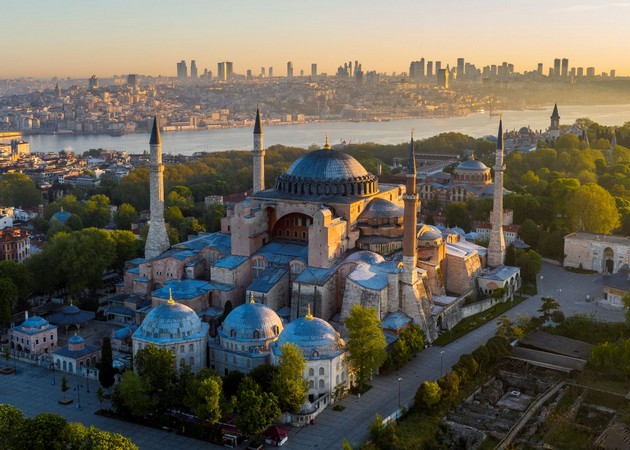 se-restavrira-poznatata-kupola-na-aja-sofija-vo-istanbul-objektot-ostanuva-otvoren-za-site-posetiteli-01.JPG