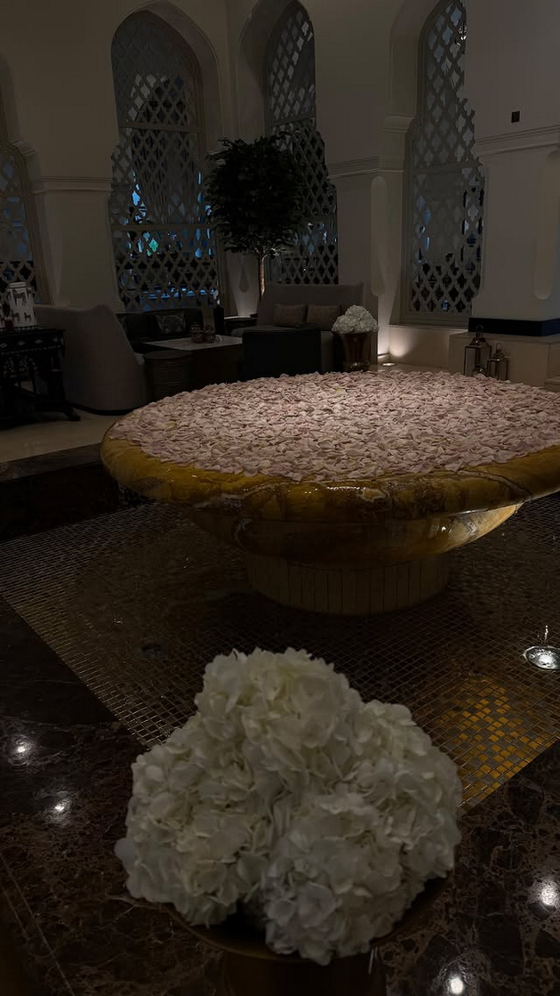 adelina-tahiri-na-odmor-so-soprugot-vo-dubai-stomachnite-muskuli-i-dolgite-noze-vo-preden-plan-14.jpg