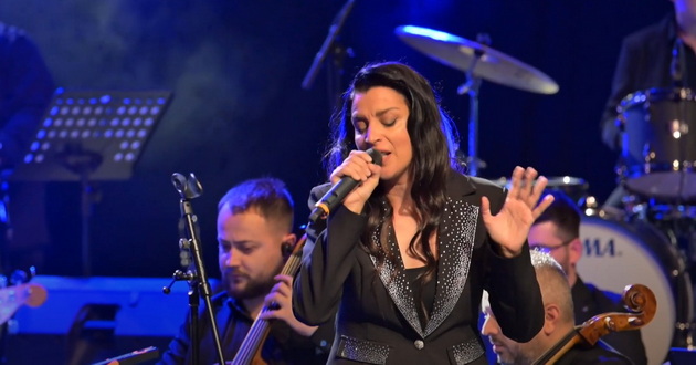 andrijana-janevska-so-taga-vo-glasot-pee-ako-utre-me-nema-emocii-vo-bitola-na-koncertot-za-toshe-i-zhrtvite-od-kochani-03.jpg