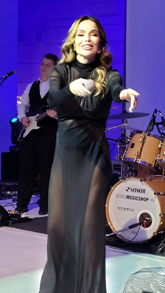 bev-na-intimen-koncert-na-severina-vo-saraevo-nikogash-ne-sum-ja-videla-posrekjna-i-potopla-na-scena-video-05.jpg