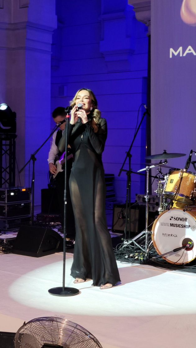 bev-na-intimen-koncert-na-severina-vo-saraevo-nikogash-ne-sum-ja-videla-posrekjna-i-potopla-na-scena-video-08.jpg