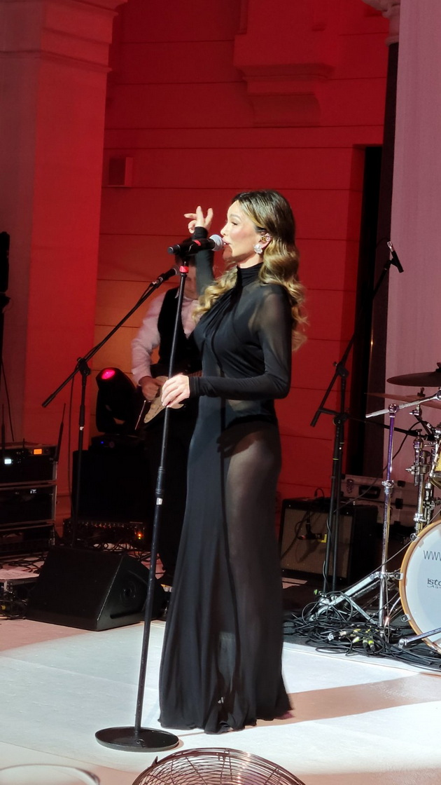 bev-na-intimen-koncert-na-severina-vo-saraevo-nikogash-ne-sum-ja-videla-posrekjna-i-potopla-na-scena-video-16.jpg