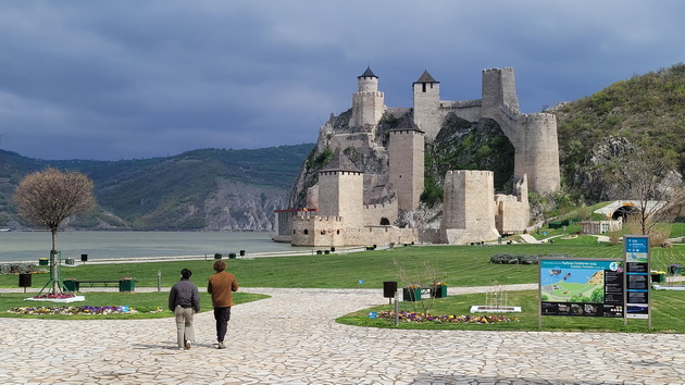 go-posetiv-zamokot-golubac-koj-e-na-5-chasa-vozenje-od-skopje-shto-me-impresionirashe-kaj-skapoceniot-kamen-na-srbija-02.jpg