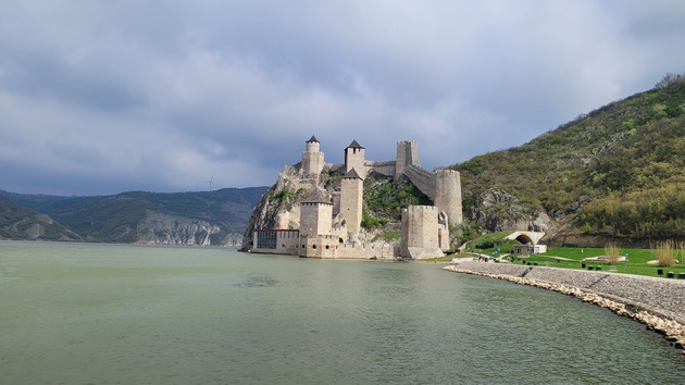go-posetiv-zamokot-golubac-koj-e-na-5-chasa-vozenje-od-skopje-shto-me-impresionirashe-kaj-skapoceniot-kamen-na-srbija-04.jpg
