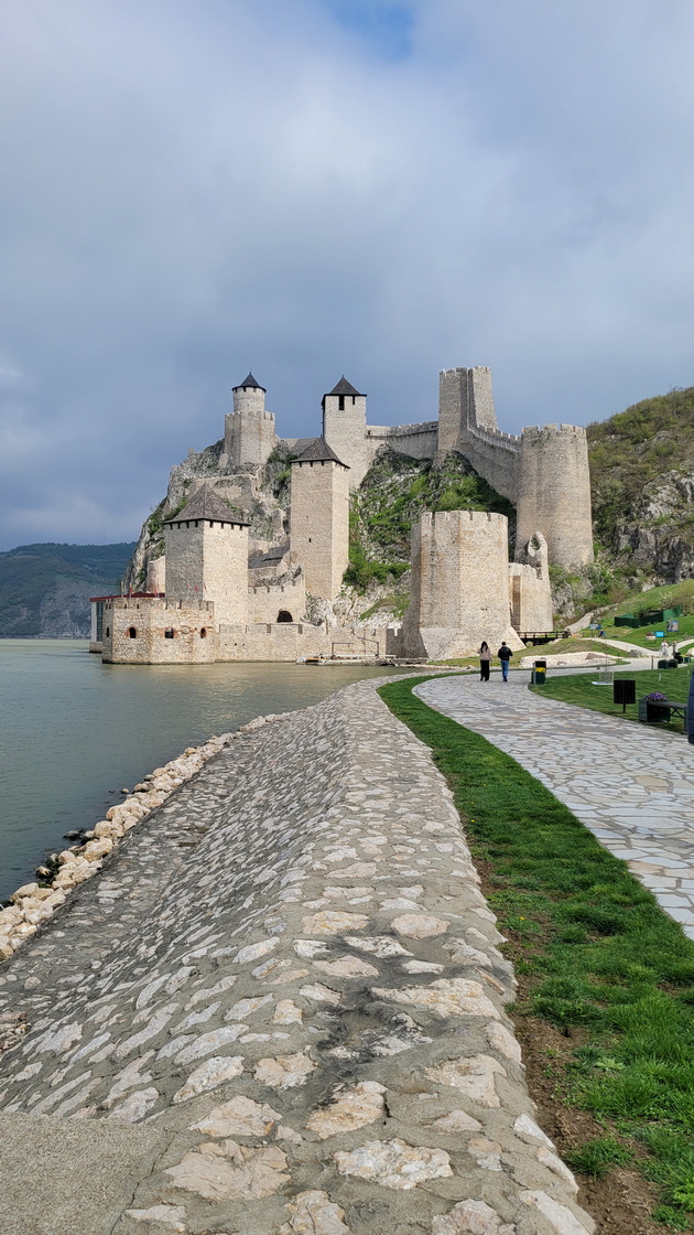 go-posetiv-zamokot-golubac-koj-e-na-5-chasa-vozenje-od-skopje-shto-me-impresionirashe-kaj-skapoceniot-kamen-na-srbija-08.jpg