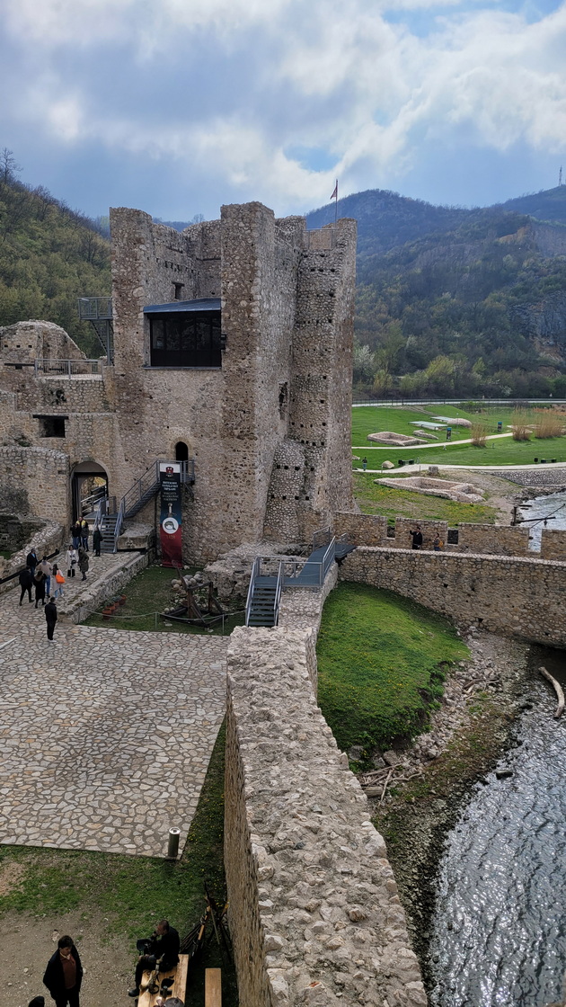 go-posetiv-zamokot-golubac-koj-e-na-5-chasa-vozenje-od-skopje-shto-me-impresionirashe-kaj-skapoceniot-kamen-na-srbija-37.jpg