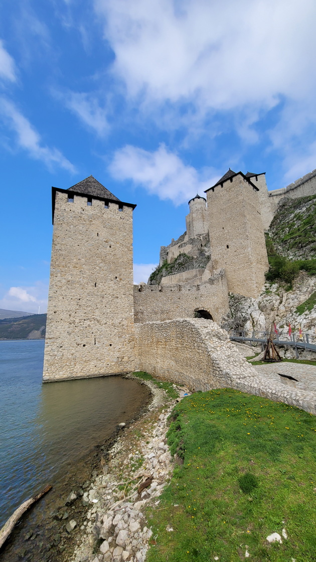 go-posetiv-zamokot-golubac-koj-e-na-5-chasa-vozenje-od-skopje-shto-me-impresionirashe-kaj-skapoceniot-kamen-na-srbija-49.jpg