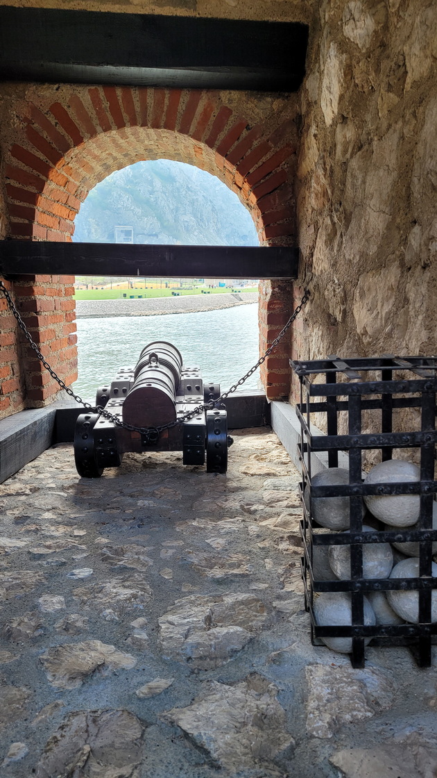 go-posetiv-zamokot-golubac-koj-e-na-5-chasa-vozenje-od-skopje-shto-me-impresionirashe-kaj-skapoceniot-kamen-na-srbija-50.jpg