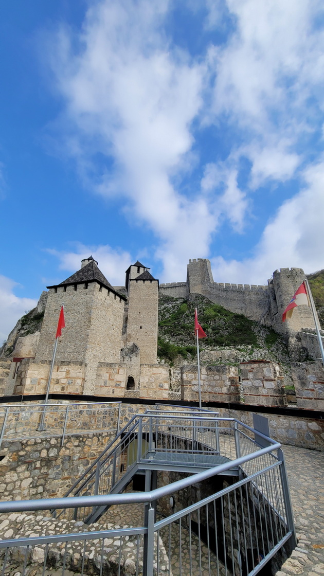 go-posetiv-zamokot-golubac-koj-e-na-5-chasa-vozenje-od-skopje-shto-me-impresionirashe-kaj-skapoceniot-kamen-na-srbija-53.jpg