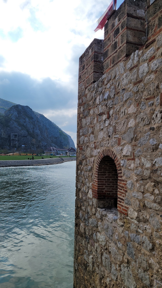 go-posetiv-zamokot-golubac-koj-e-na-5-chasa-vozenje-od-skopje-shto-me-impresionirashe-kaj-skapoceniot-kamen-na-srbija-54.jpg