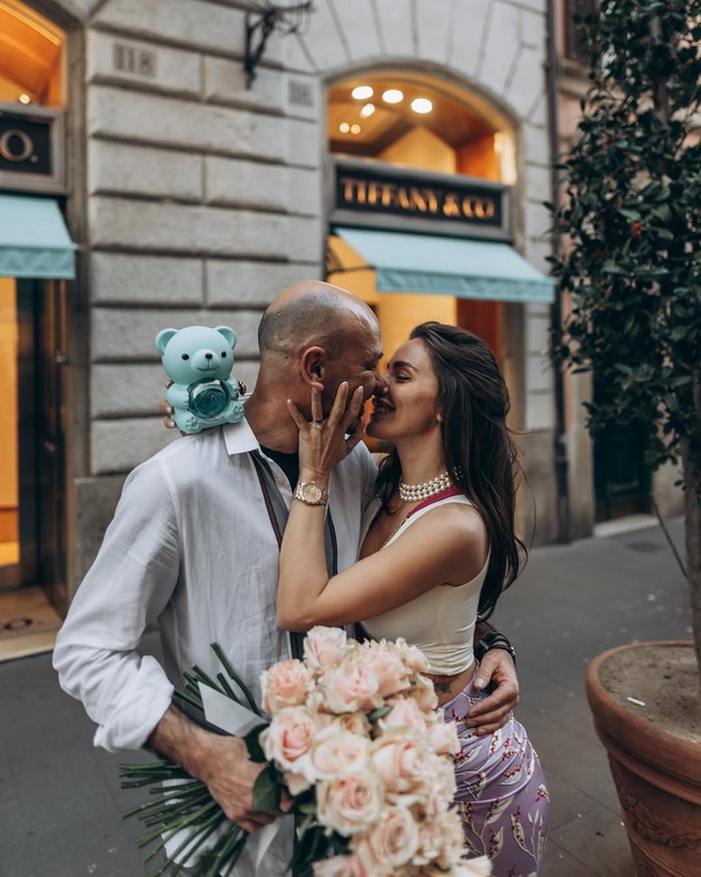 ljupka-mitrova-mu-kazha-da-na-sakaniot-vo-rim-gjorgji-romantichno-klekna-na-koleno-so-prsten-i-ogromen-buket-od-rozi-06.jpg