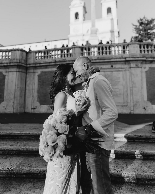 ljupka-mitrova-mu-kazha-da-na-sakaniot-vo-rim-gjorgji-romantichno-klekna-na-koleno-so-prsten-i-ogromen-buket-od-rozi-10.jpg