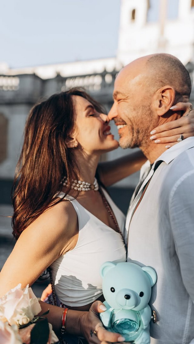 ljupka-mitrova-mu-kazha-da-na-sakaniot-vo-rim-gjorgji-romantichno-klekna-na-koleno-so-prsten-i-ogromen-buket-od-rozi-15.jpg