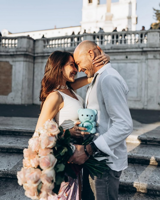 ljupka-mitrova-mu-kazha-da-na-sakaniot-vo-rim-gjorgji-romantichno-klekna-na-koleno-so-prsten-i-ogromen-buket-od-rozi-17.jpg