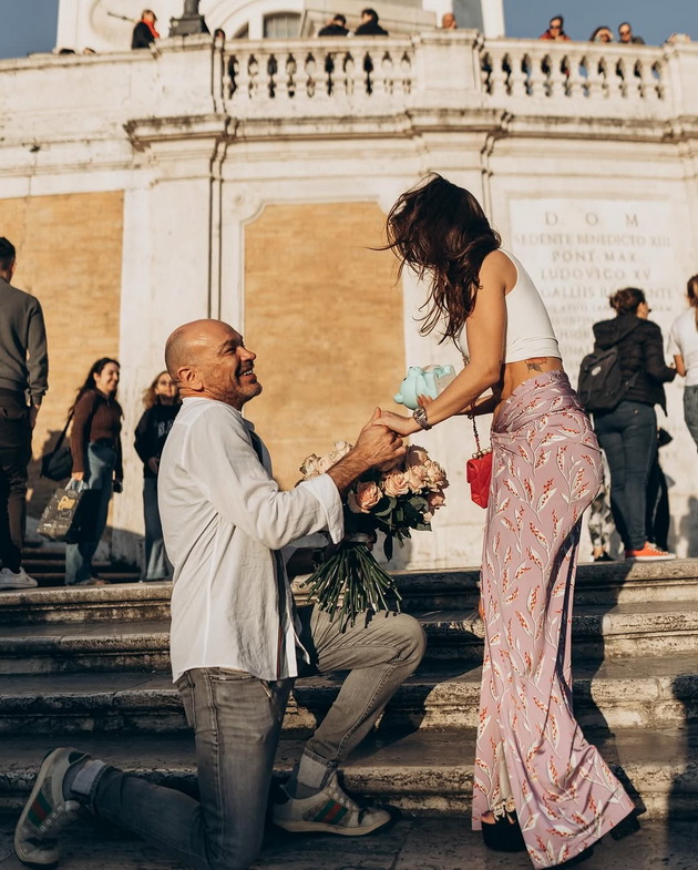 ljupka-mitrova-mu-kazha-da-na-sakaniot-vo-rim-gjorgji-romantichno-klekna-na-koleno-so-prsten-i-ogromen-buket-od-rozi-19.jpg