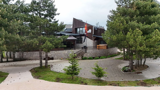 grizzly-igloos-prerasna-vo-planinski-eko-centar-02.jpg