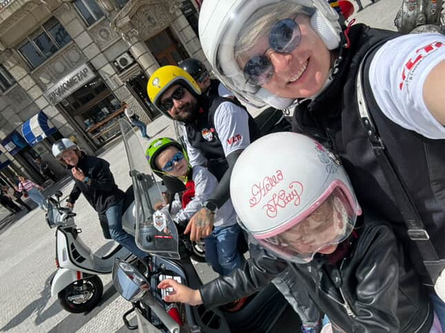 kul-majka-si-gi-vozi-decata-niz-skopje-na-motocikl-tie-biraat-so-shto-kje-odime-vo-gradinka-imame-golema-kolekcija-06.jpg