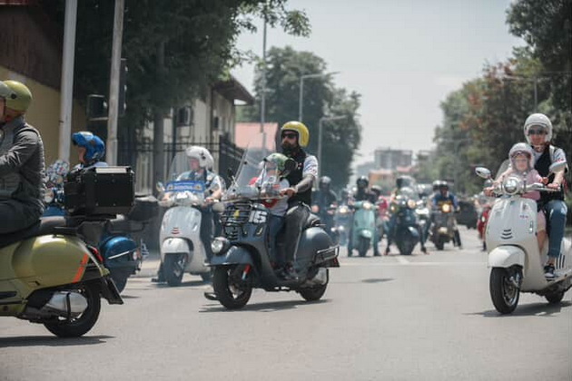 kul-majka-si-gi-vozi-decata-niz-skopje-na-motocikl-tie-biraat-so-shto-kje-odime-vo-gradinka-imame-golema-kolekcija-07.jpg