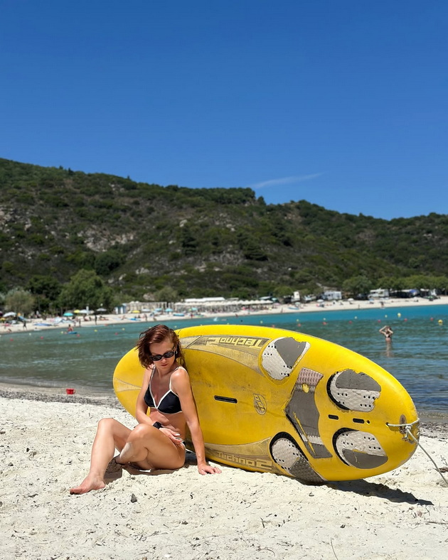 maja-kikiritkova-pozira-vo-bikini-go-pokazha-fit-teloto-na-kampuvanje-so-shator-vo-armenistis-foto-04_1.jpg