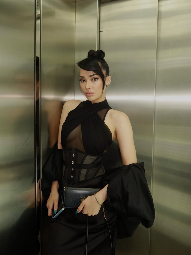 martija-so-holivudski-glamur-i-seksapil-vo-crn-korset-i-razgoleno-dekolte-ysl-chanta-od-600-evra-foto-05.jpg