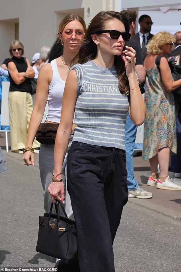 najubavoto-devojche-na-svetot-denes-ima-24-godini-i-osvojuva-niz-kan-oblechena-vo-dior-djemper-foto-03.jpg