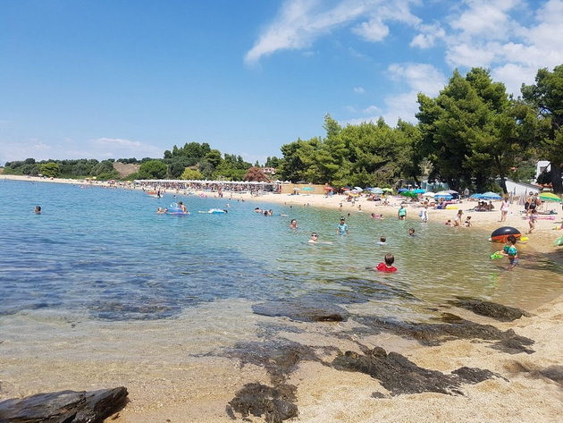 plazhi-vo-grcija-koi-se-pogodni-za-letuvanje-so-malo-bebe-04.jpg