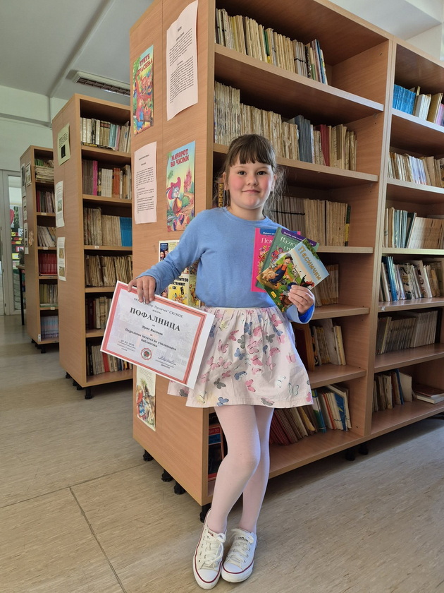 bravo-iris-e-prvache-koe-e-proglaseno-za-najredoven-chitatel-vo-bibliotekata-vo-nejzinoto-uchilishte-vo-skopje-01_1.jpg