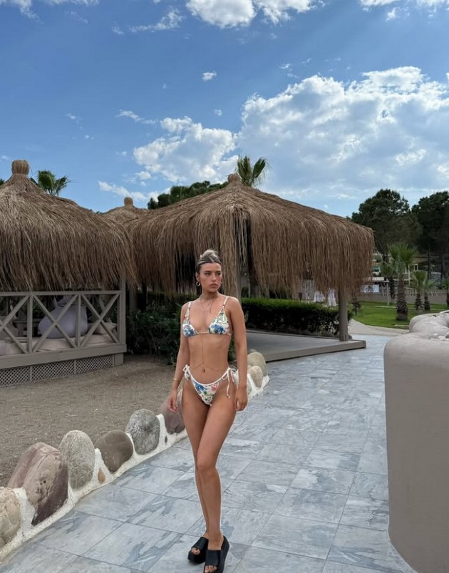 edna-od-najubavite-makedonki-bleska-vo-bikini-izdanie-vo-turcija-10.jpg