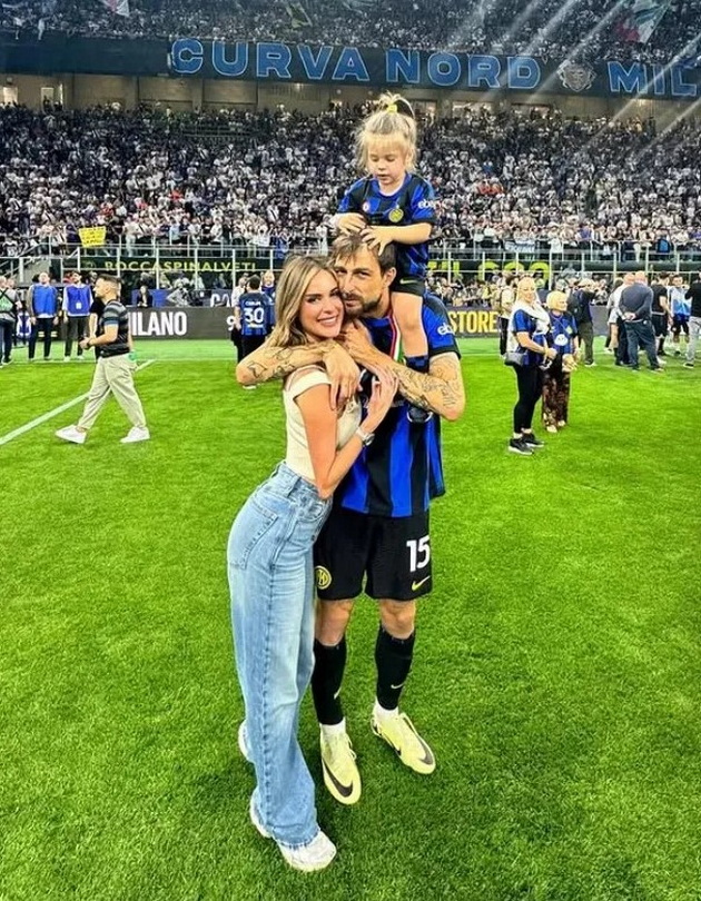 fudbalerot-na-inter-franchesko-acherbi-dvapati-go-pobedi-rakot-se-izbori-so-depresijata-pronajde-ljubov-i-postigna-kluchen-gol-09.jpg