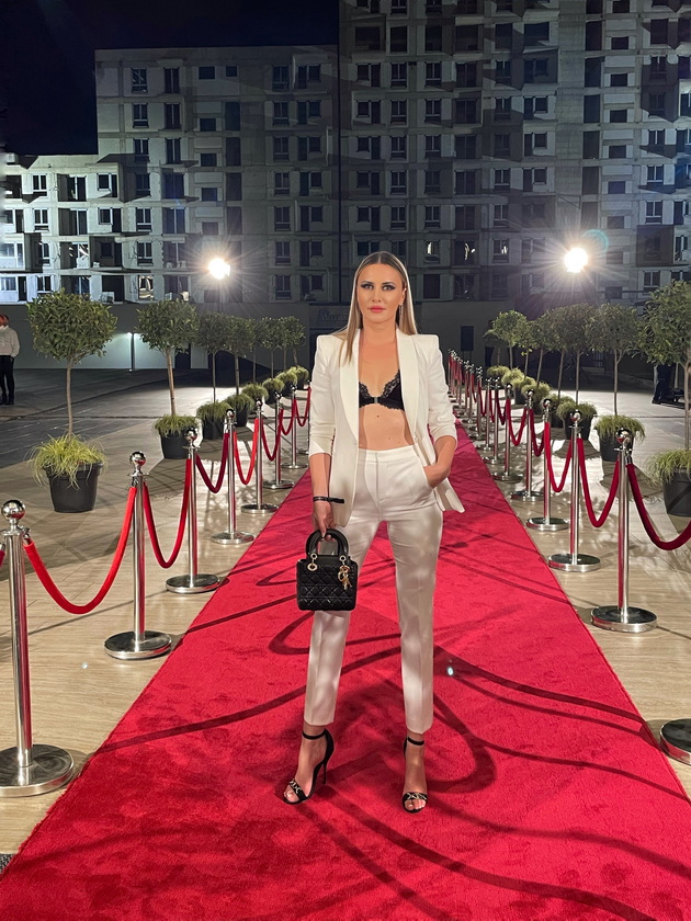 inspirativna-zhena-maja-aceski-biznismenka-majka-na-3-deca-i-dama-so-vpechatliv-moden-stil-i-strast-za-chanti-05.jpeg