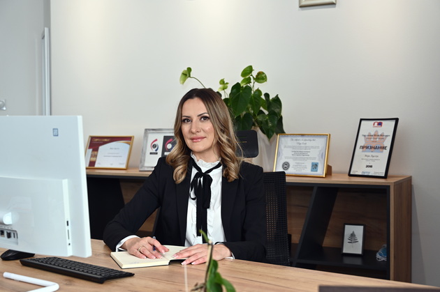 inspirativna-zhena-maja-aceski-biznismenka-majka-na-3-deca-i-dama-so-vpechatliv-moden-stil-i-strast-za-chanti-20.jpeg