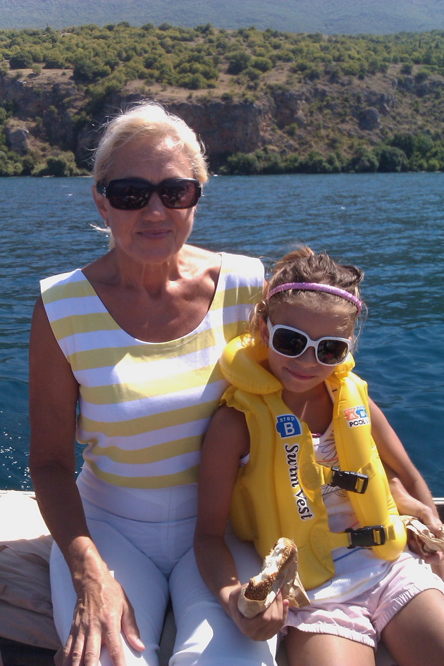 inspirativni-majka-i-kjerka-katerina-47-e-joga-instruktorka-a-svetlana-75-penzioniran-ortodont-chita-plete-shie-meditira-03.jpg